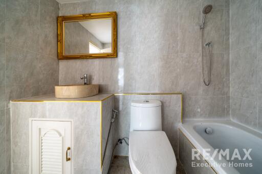 Modern bathroom with large mirror and bathtub