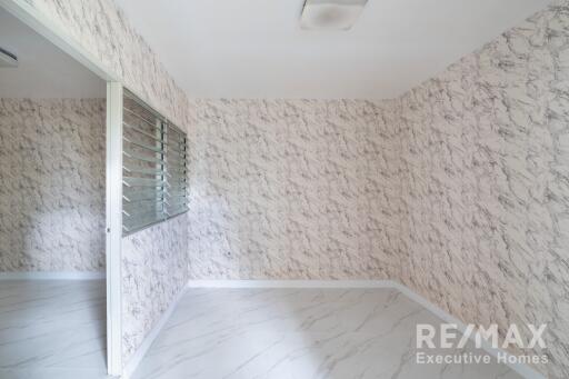 Empty bedroom with marble-textured walls