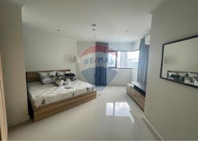 Luxurious 3-Bed Condo in Sathorn Gardens, Bangkok