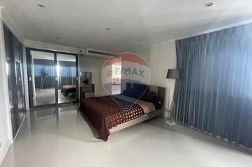 Luxurious 3-Bed Condo in Sathorn Gardens, Bangkok