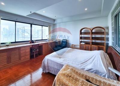 "Elegant Condo in Watthana