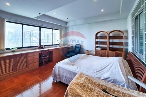 "Elegant Condo in Watthana