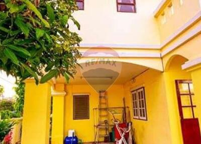 260 Sqm., 5 Beds, 2 Baths Townhouse listed for ฿ 10,000,000.