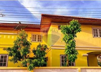 260 Sqm., 5 Beds, 2 Baths Townhouse listed for ฿ 10,000,000.