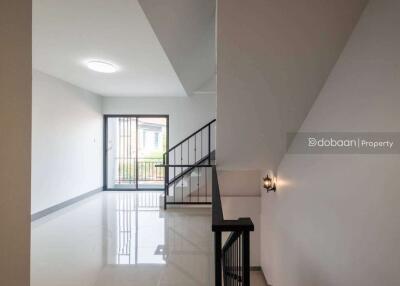 3-story townhome, 3 bedrooms, 4 bathrooms, Mae Hia zone, near Chiang Mai Airport.