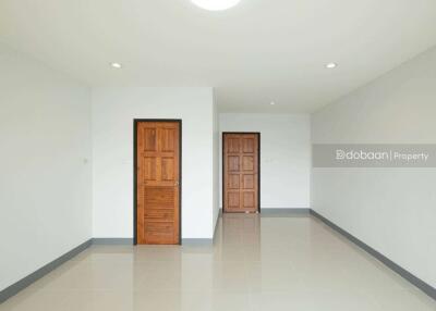 3-story townhome, 3 bedrooms, 4 bathrooms, Mae Hia zone, near Chiang Mai Airport.