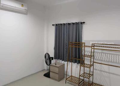 Single story twin house, 2 parts, 2 rooms, fully furnished, near San Sai Hospital.