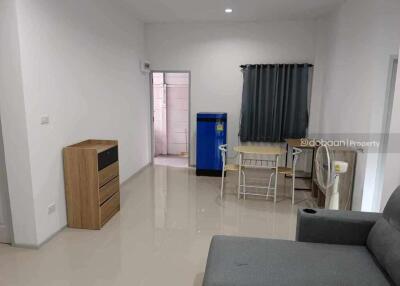 Single story twin house, 2 parts, 2 rooms, fully furnished, near San Sai Hospital.