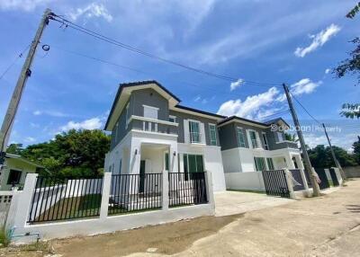 2-story detached house, 3 bedrooms, 3 bathrooms, quiet atmosphere, near Kad Farang.