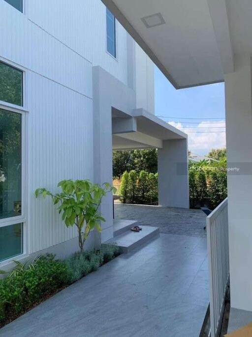 Pool villa, 4 bedrooms, 5 bathrooms, San Phisuea zone, near Ruamchok.