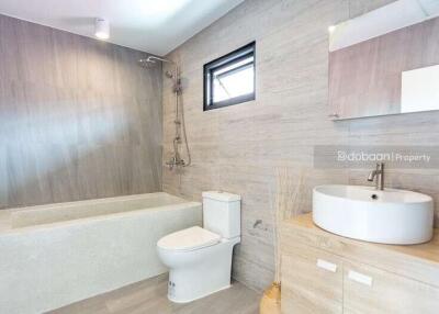 Two-story single house with 3 bedrooms and 3 bathrooms, located in the Hang Dong area, close to Kad Farang.