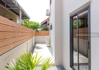 Two-story single house with 3 bedrooms and 3 bathrooms, located in the Hang Dong area, close to Kad Farang.