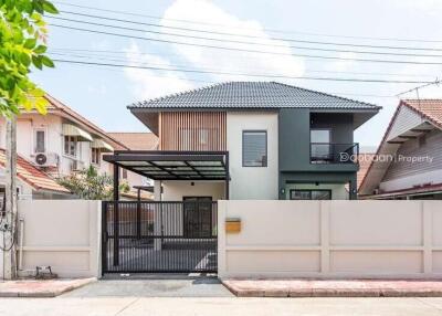 Two-story single house with 3 bedrooms and 3 bathrooms, located in the Hang Dong area, close to Kad Farang.