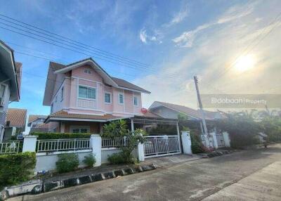 Detached house, 2 floors, 3 bedrooms, 3 bathrooms, located in Doi Saket area near Tha Rua Market.