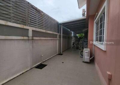 Detached house, 2 floors, 3 bedrooms, 3 bathrooms, located in Doi Saket area near Tha Rua Market.