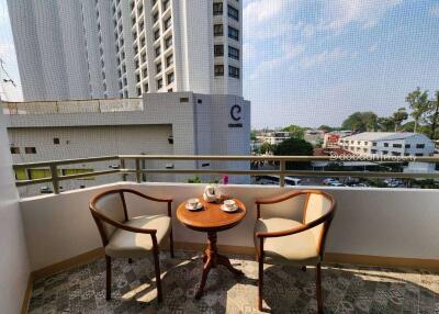 1-bedroom, 1-bathroom condo fully furnished and ready to move in, located in Chiang Mai city zone, near Nong Hoi market.