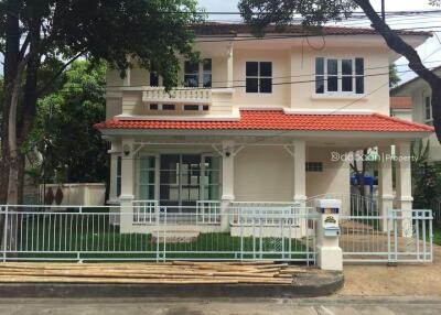 Detached house with 2 floors, 3 bedrooms, 2 bathrooms, located in the San Sai area, near Mae Jo University.