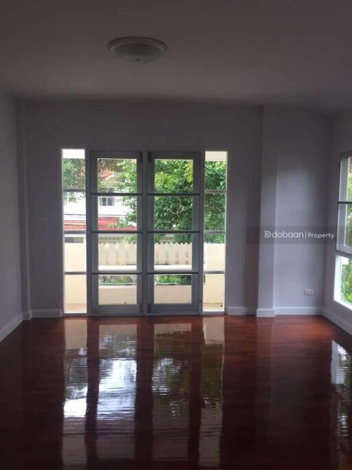 Detached house with 2 floors, 3 bedrooms, 2 bathrooms, located in the San Sai area, near Mae Jo University.