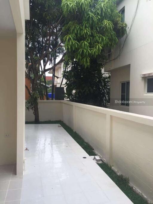 Detached house with 2 floors, 3 bedrooms, 2 bathrooms, located in the San Sai area, near Mae Jo University.