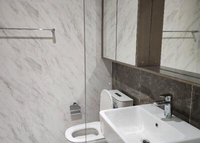 Modern bathroom with white and gray marbled tiles