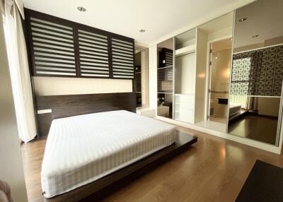 Spacious and modern bedroom with built-in wardrobes