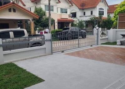 View of the front yard and the neighborhood with houses and parked cars