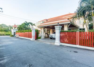 Beautiful And Spacious 4 Bedrooms Pool Villa In Hua Hin For Sale