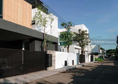 3-story pool villa with 3 bedrooms and 4 bathrooms, located in Chiang Mai city, near Maya Mall.