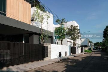 3-story pool villa with 3 bedrooms and 4 bathrooms, located in Chiang Mai city, near Maya Mall.