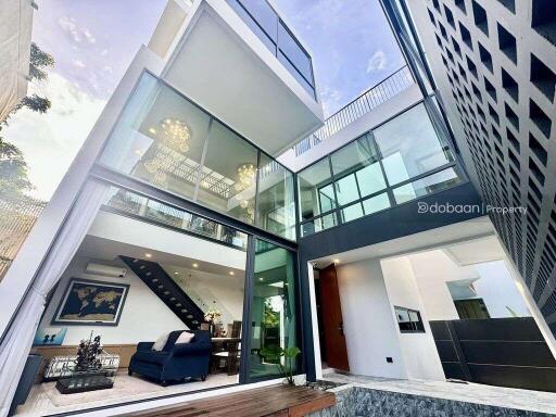 3-story pool villa with 3 bedrooms and 4 bathrooms, located in Chiang Mai city, near Maya Mall.