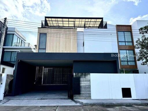 3-story pool villa with 3 bedrooms and 4 bathrooms, located in Chiang Mai city, near Maya Mall.