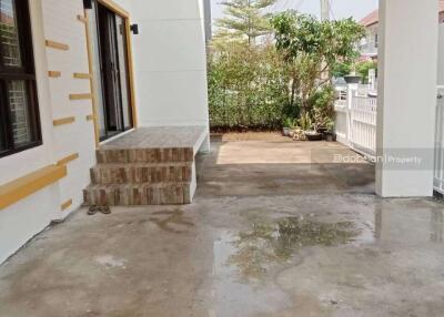 A single-story house with 3 bedrooms and 2 bathrooms, located in the Hang Dong area, near Kad Farang.