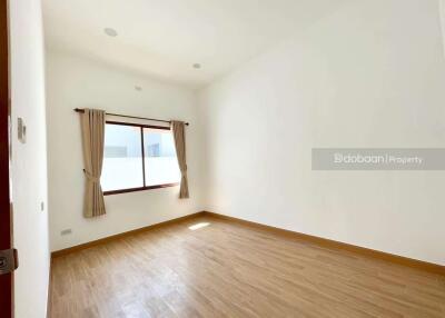 Single-story house with 3 bedrooms and 2 bathrooms, located in the San Sai area, near Tha Khuean Fresh Market.