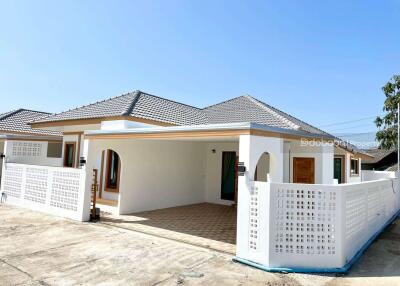 Single-story house with 3 bedrooms and 2 bathrooms, located in the San Sai area, near Tha Khuean Fresh Market.