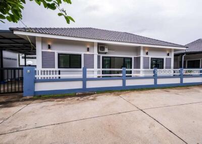 Single-story house with 3 bedrooms and 2 bathrooms, located in the Saraphi area, near Wiang Kum Kam.