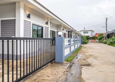 Single-story house with 3 bedrooms and 2 bathrooms, located in the Saraphi area, near Wiang Kum Kam.