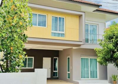 2-story single house with 3 bedrooms and 3 bathrooms, located in the San Kamphaeng area, close to Charoen Charoen Market.