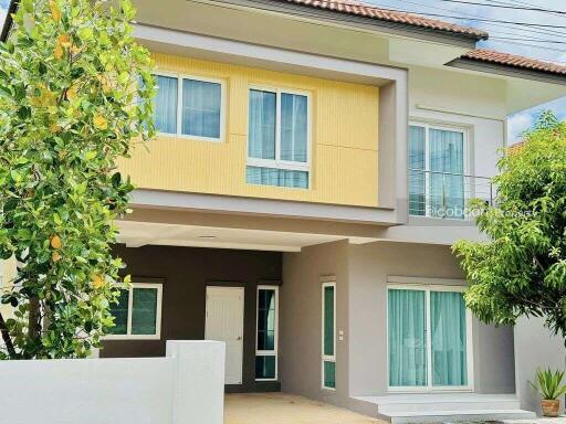 2-story single house with 3 bedrooms and 3 bathrooms, located in the San Kamphaeng area, close to Charoen Charoen Market.