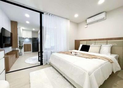 1-bedroom, 1-bathroom condo located in the Chiang Mai city area, close to Chiang Mai Airport.