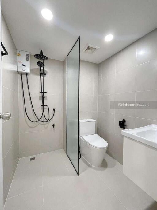 1-bedroom, 1-bathroom condo located in the Chiang Mai city area, close to Chiang Mai Airport.