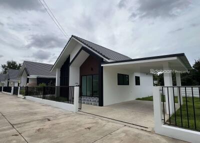 Single-story house with 2 bedrooms and 2 bathrooms, located in San Sai, near Mae Kuang Intersection.