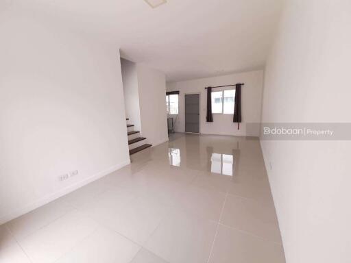 Two-storey townhome, 3 bedrooms, 2 bathrooms, in Mae Hia zone, near Chiang Mai airport.