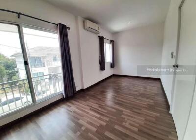 Two-storey townhome, 3 bedrooms, 2 bathrooms, in Mae Hia zone, near Chiang Mai airport.