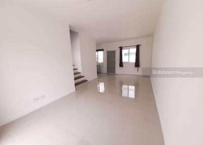 Two-storey townhome, 3 bedrooms, 2 bathrooms, in Mae Hia zone, near Chiang Mai airport.