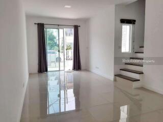 Two-storey townhome, 3 bedrooms, 2 bathrooms, in Mae Hia zone, near Chiang Mai airport.