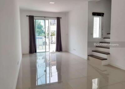 Two-storey townhome, 3 bedrooms, 2 bathrooms, in Mae Hia zone, near Chiang Mai airport.