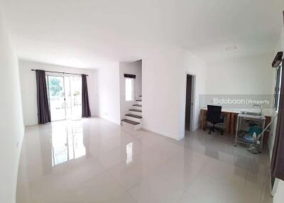 Two-storey townhome, 3 bedrooms, 2 bathrooms, in Mae Hia zone, near Chiang Mai airport.