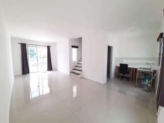 Two-storey townhome, 3 bedrooms, 2 bathrooms, in Mae Hia zone, near Chiang Mai airport.