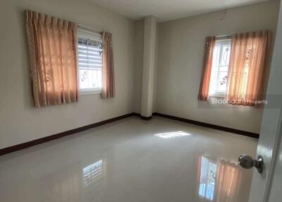 Detached house, 2 floors, 3 bedrooms, 3 bathrooms, located in Chiang Mai city area near Chiang Mai airport.