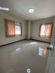 Detached house, 2 floors, 3 bedrooms, 3 bathrooms, located in Chiang Mai city area near Chiang Mai airport.